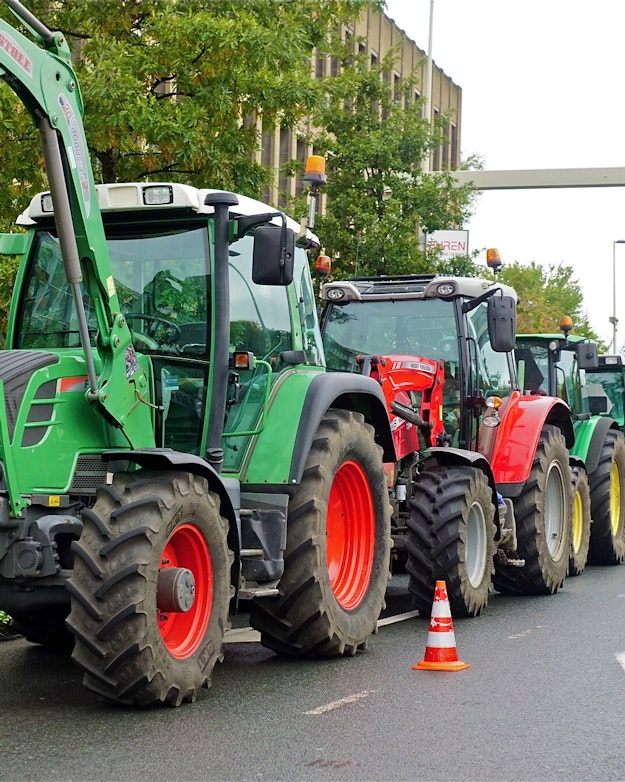 Rij traktoren op de openbare weg