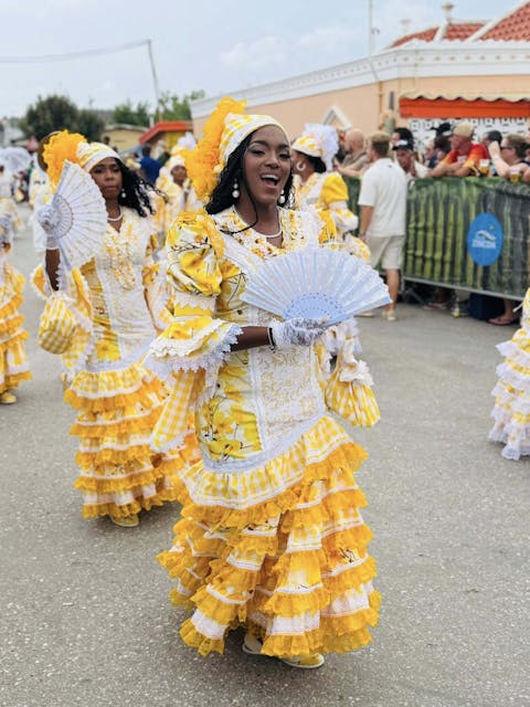 Parade op Dia di Rincon parade vol dansende mensen in kleurige kleding tijdens Dia di Rincon op Bonaire