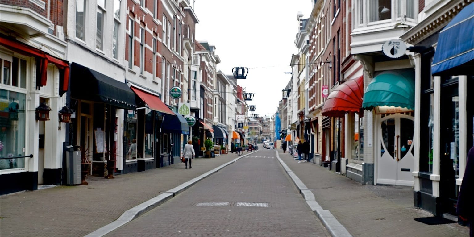 Een straat in een stad met veel winkels.