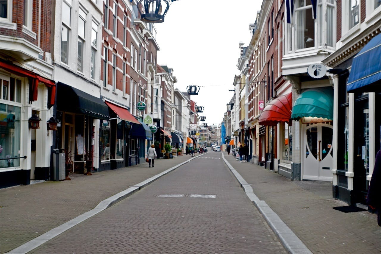 Een straat in een stad met veel winkels.