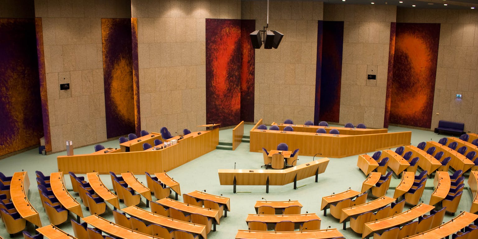 lege zaal met stoelen van de tweede kamer in Nederland