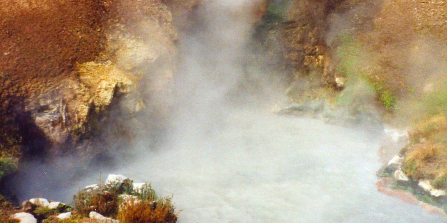 Een hete bron waar stoom uit komt.