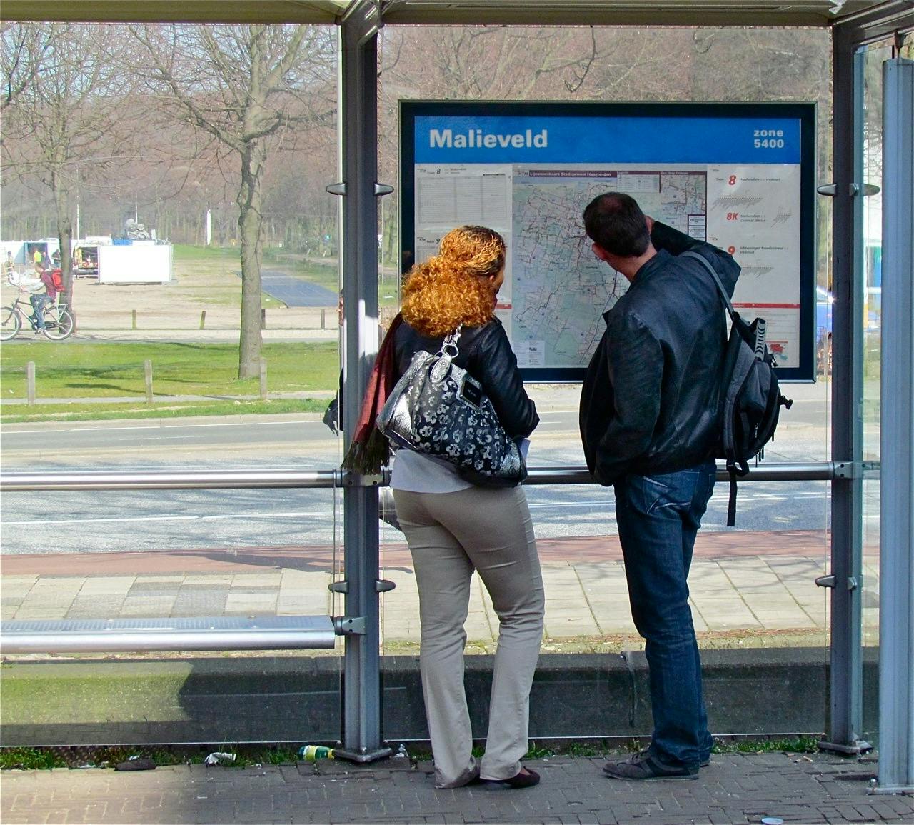 Twee mensen bij OV-halte Malieveld in Den Haag.