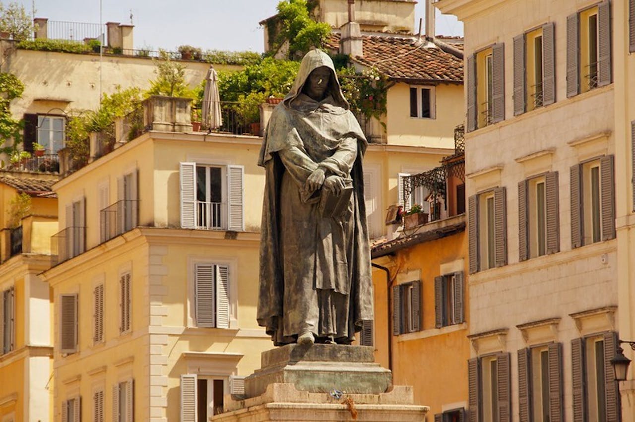 standbeeld Giordano Bruno met kap over gezicht op campo dei Fiori in rome