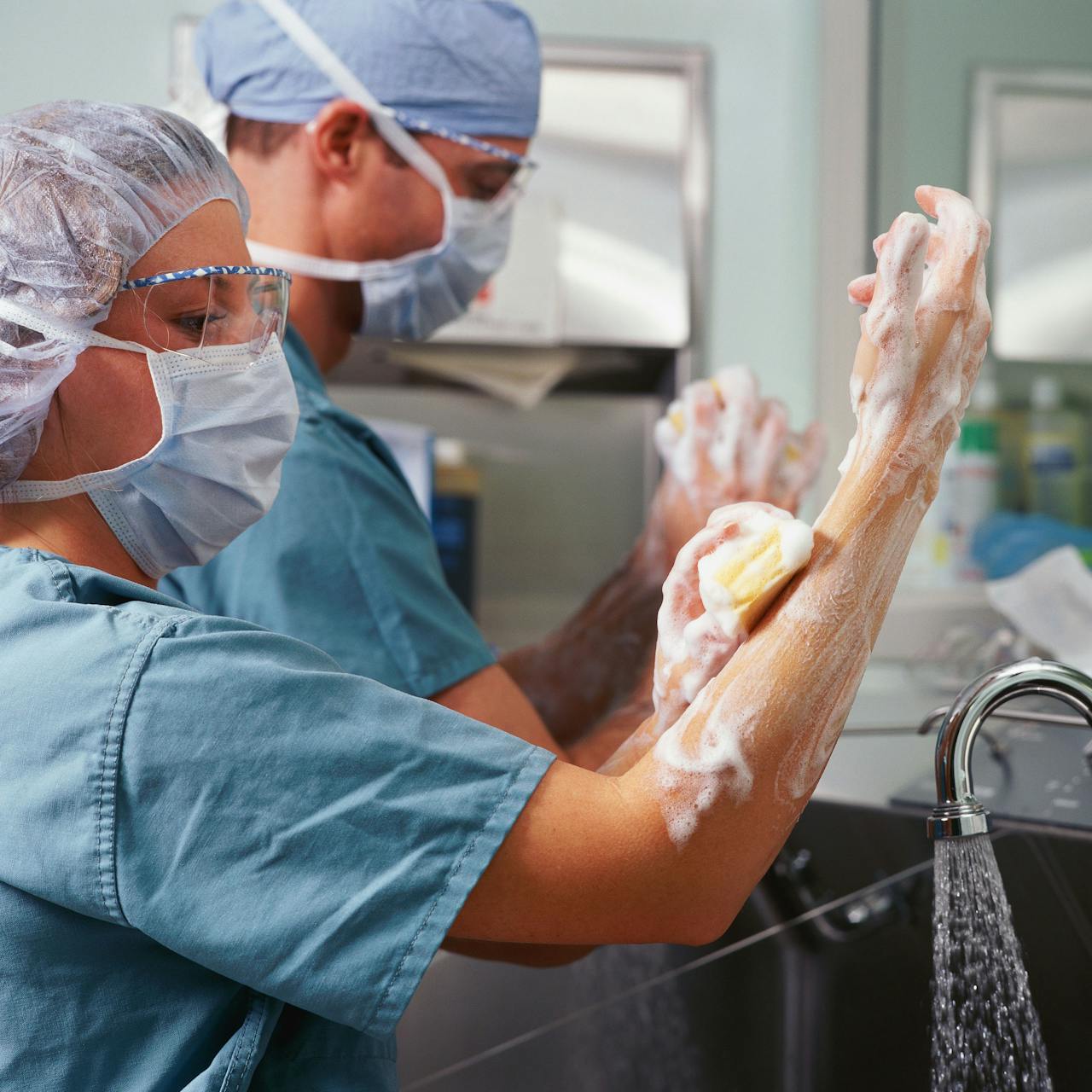 Twee chirurgen wassen uitgebreid hun handen.