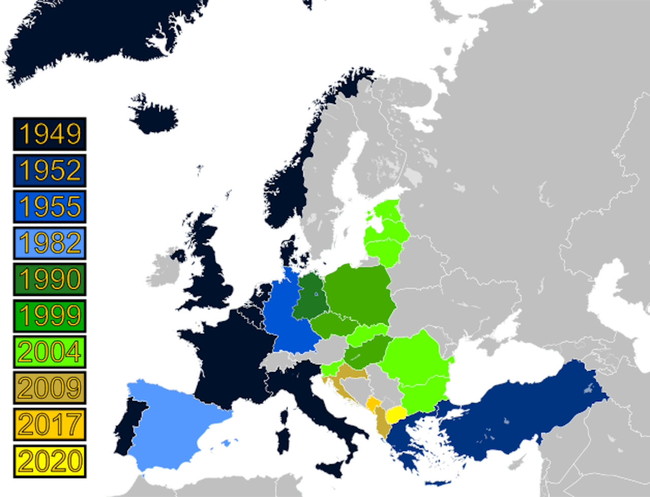 Een kaart die de uitbreiding van de NAVO in Europa weergeeft.