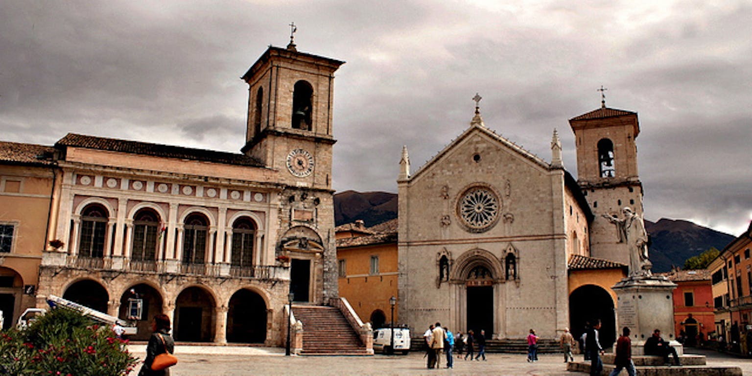 Een foto van het plein van de stad Norcia (Italië) in 2011.