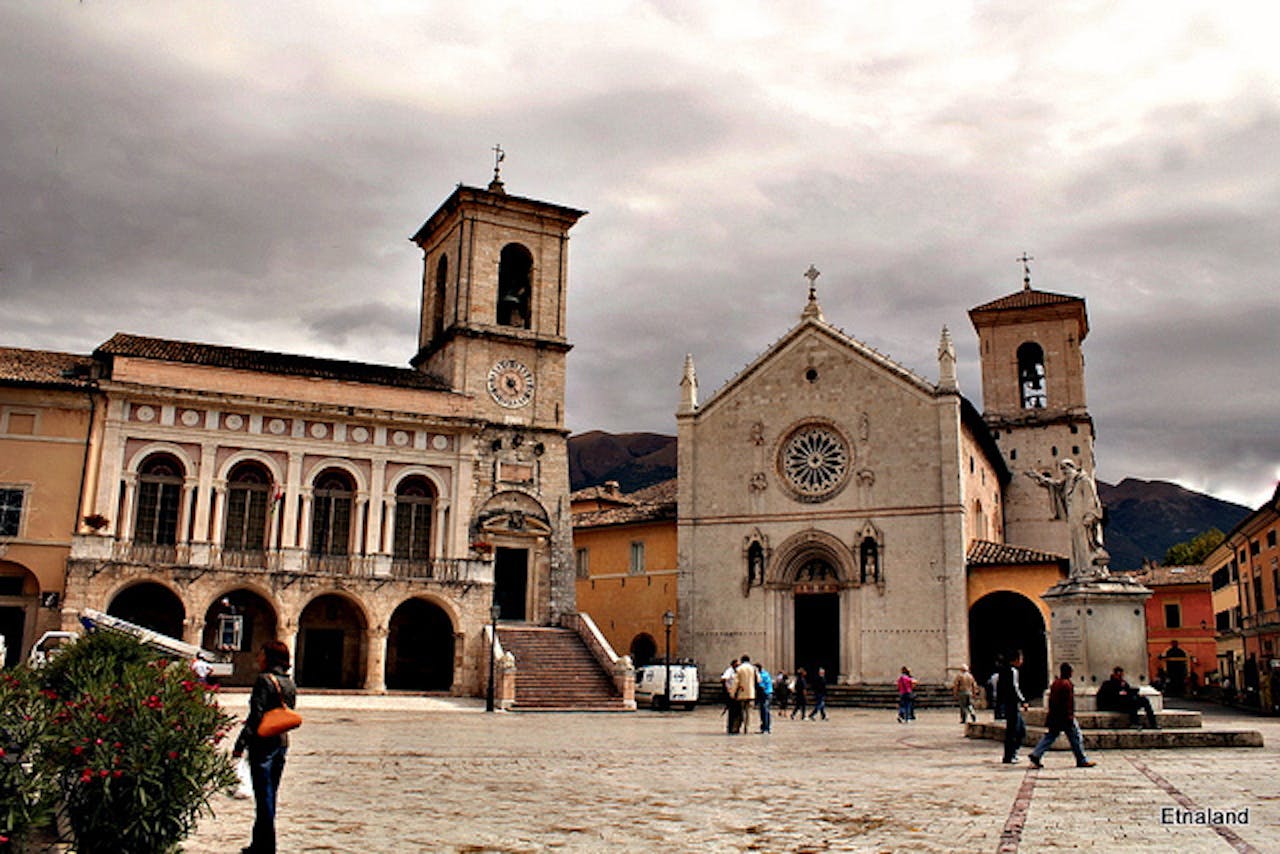 Een foto van het plein van de stad Norcia (Italië) in 2011.