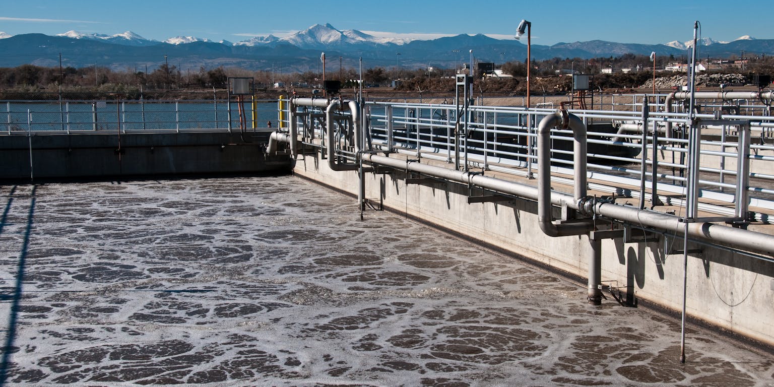 Een foto van een waterzuiveringssysteem.