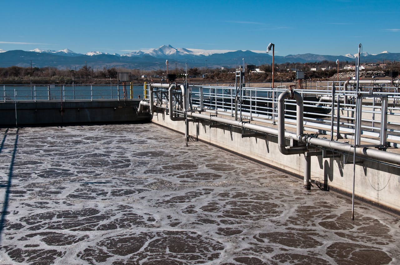 Een foto van een waterzuiveringssysteem.