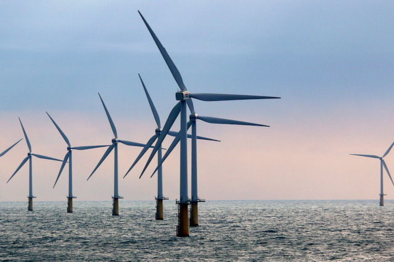 Een groep windturbines in de oceaan.
