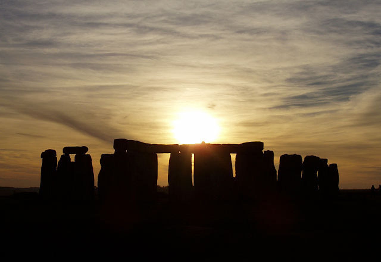 De zon gaat onder boven Stonehenge in Engeland.