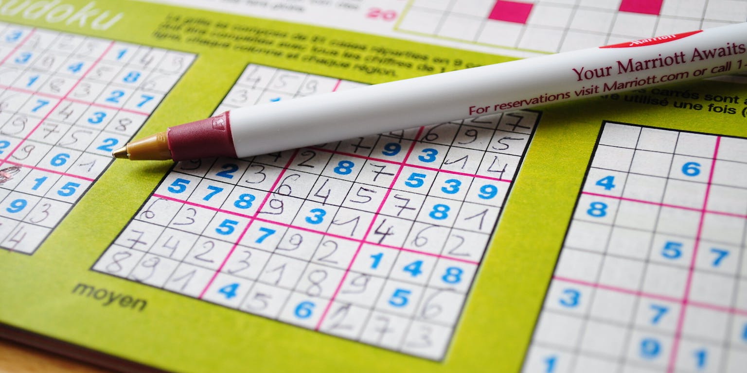 Een sudokuboek met een pen erop.