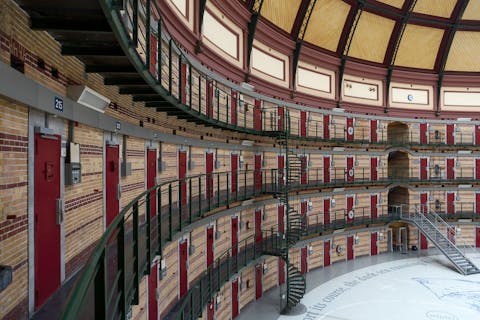 In een koepelgevangenis kon een bewaker vanuit het midden alle gevangenen overzien.