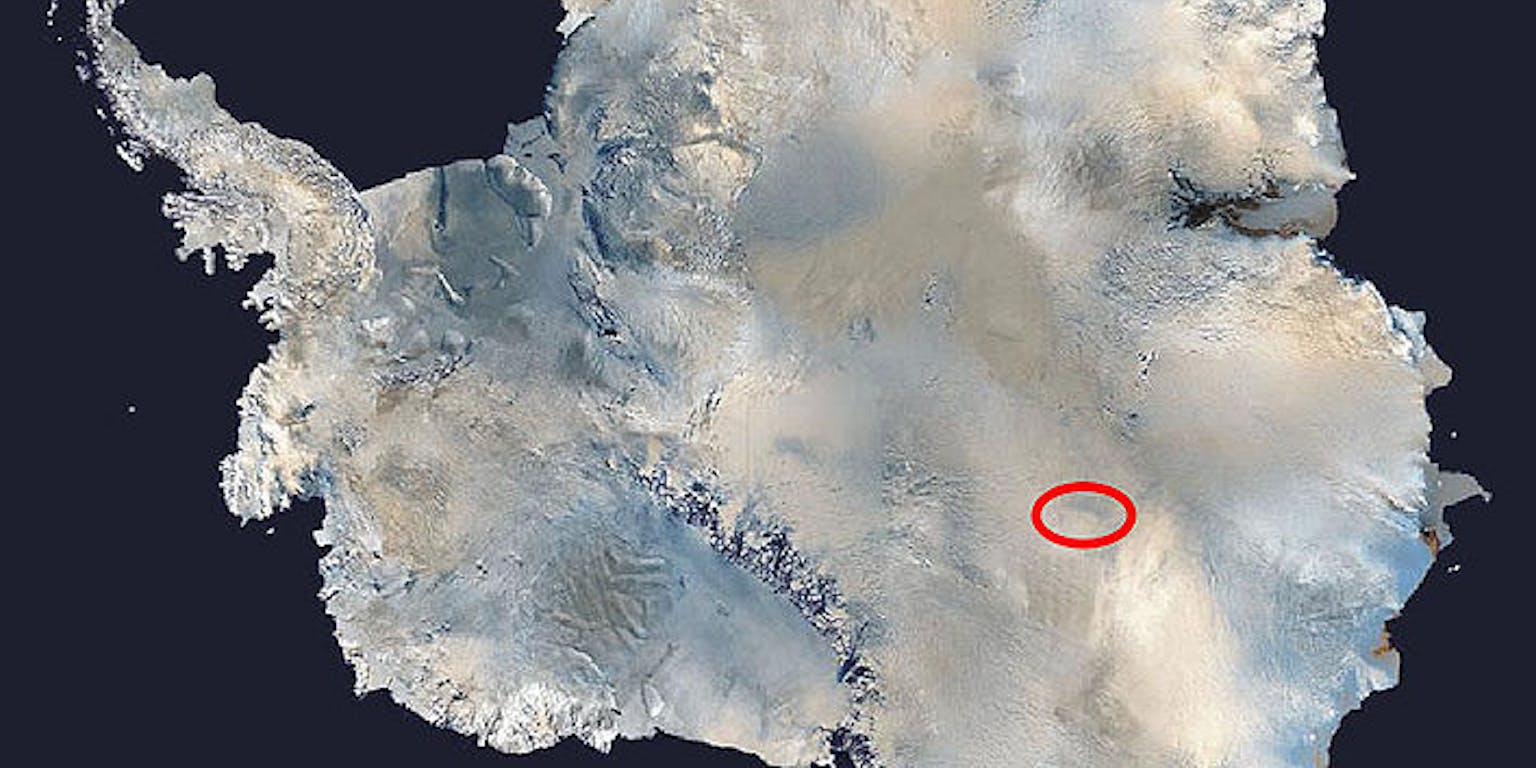 Een kaart van Antartica. Op de kaart is het Vostokmeer rood omcirkeld.