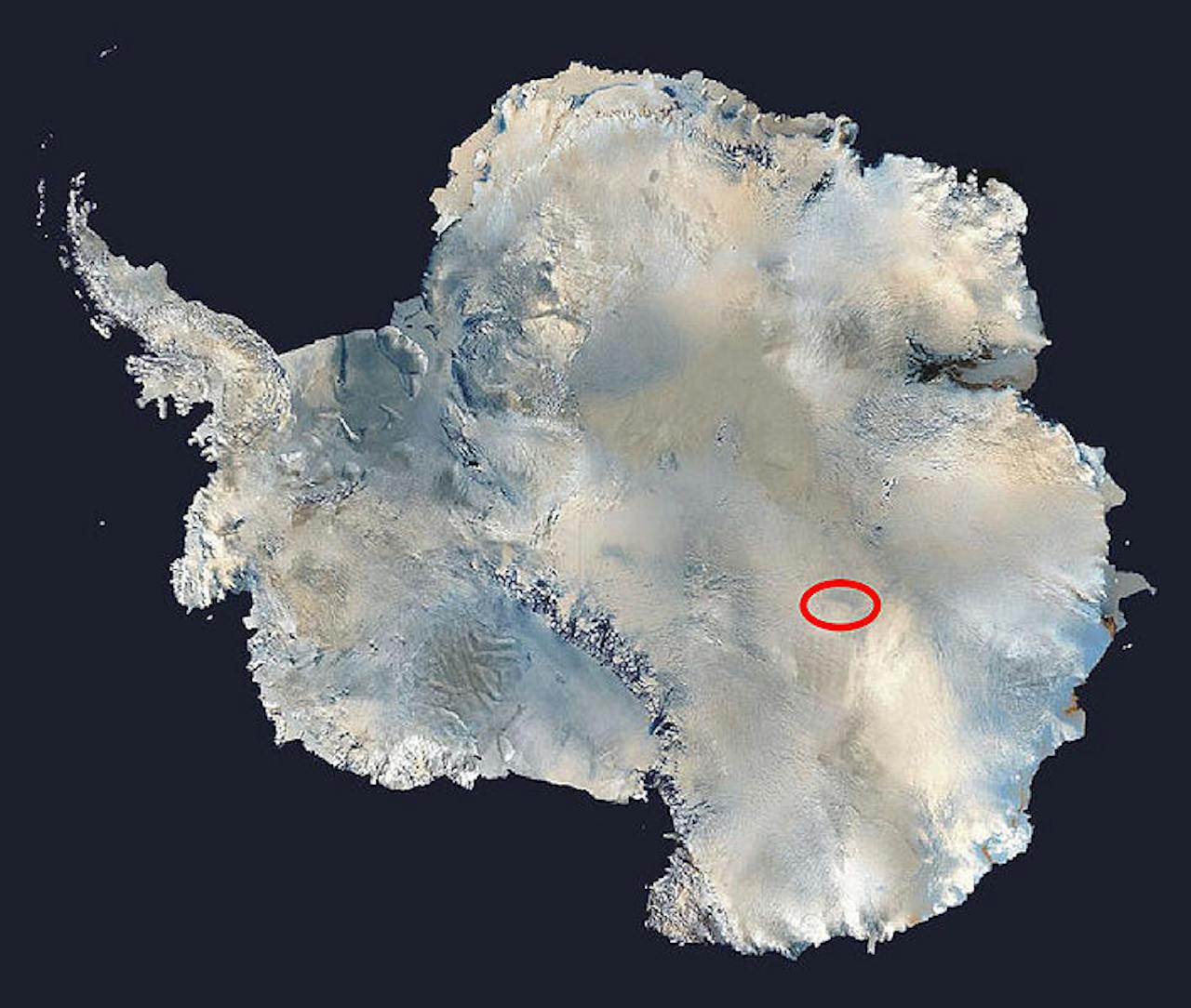 Een kaart van Antartica. Op de kaart is het Vostokmeer rood omcirkeld.