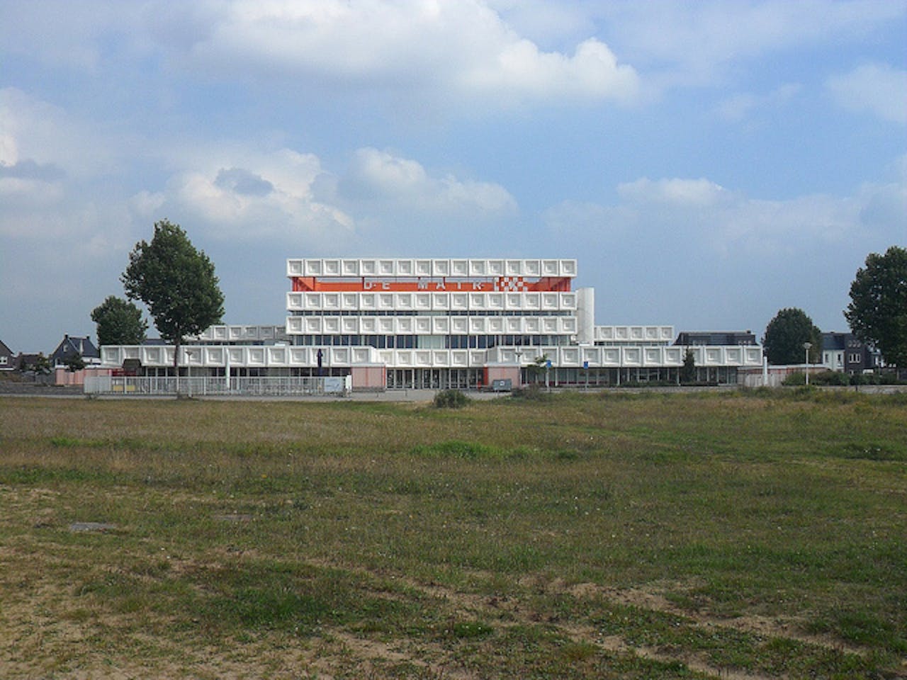 Schoolgebouw De Matrix in Hardenberg. De gevelpanelen trekken vuil aan en moeten vaak schoongemaakt worden. Dat komt overigens doordat ze ruw in plaats van glad zijn vanwege de brandwerendheid. Bij een brand bleek inderdaad dat de gevelpanelen niet brandgevoelig waren. De containers die voor het schoolgebouw stonden, werden vervangen door kleine huisjes.