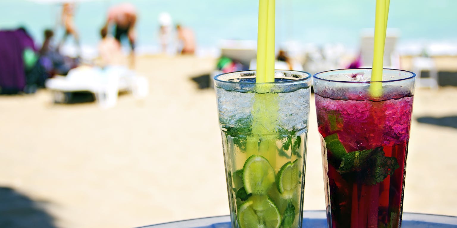 Twee drankjes op een tafel op het strand.