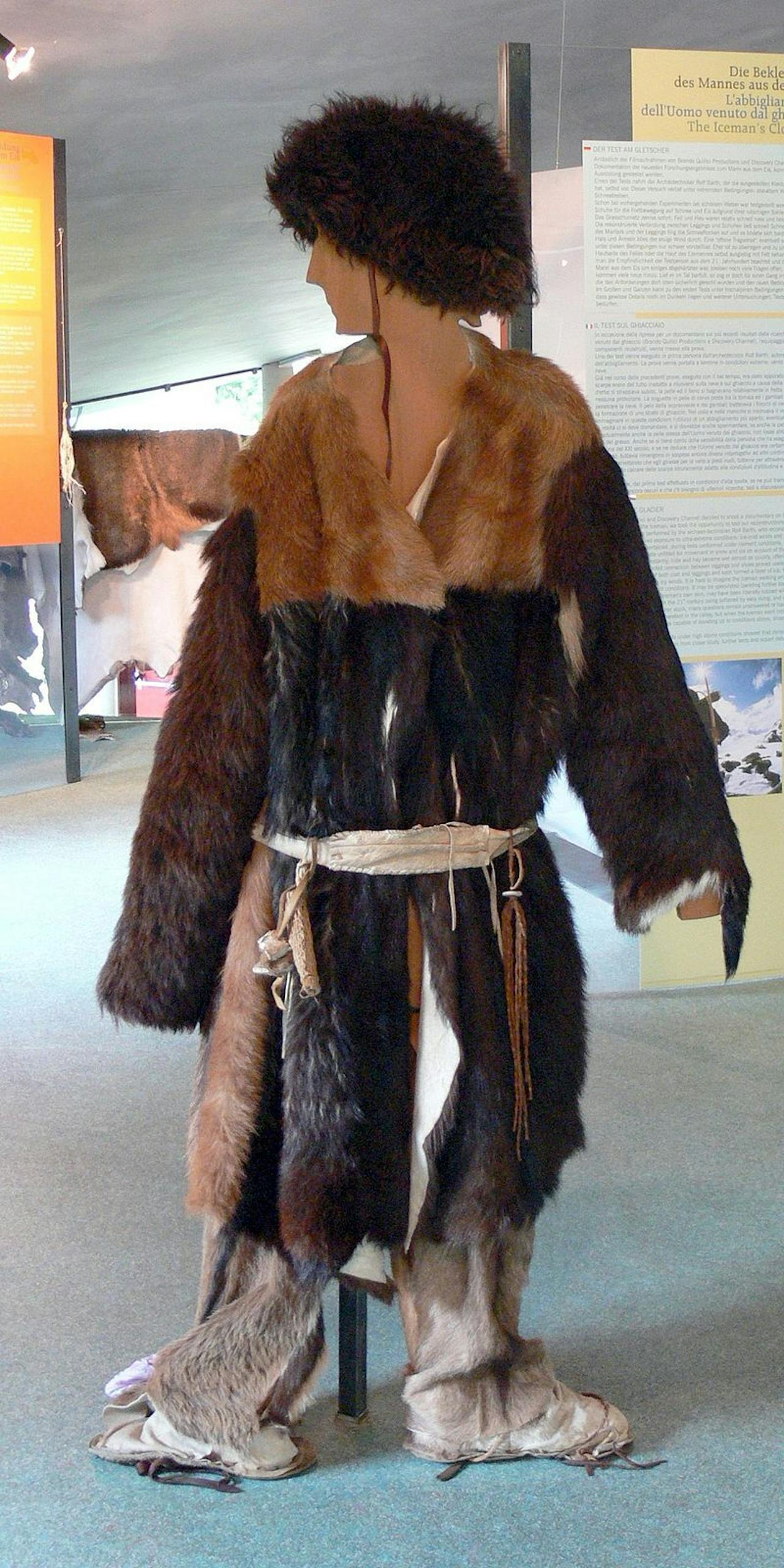 Een reconstructie van de kleren die Ötzi droeg op de dag dat hij stierf.