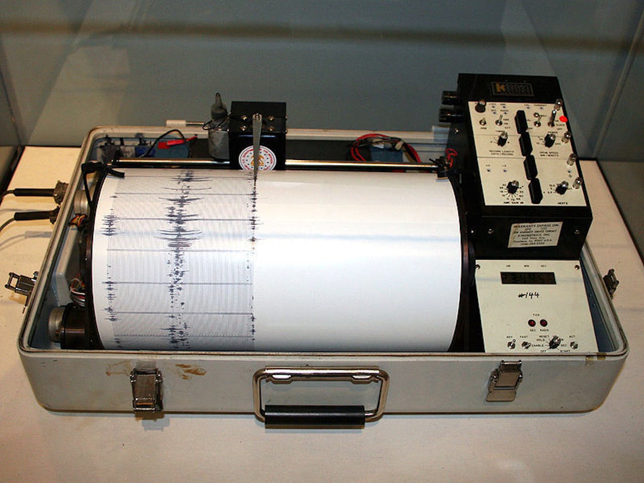 Een koffertje met een seismometer erin.