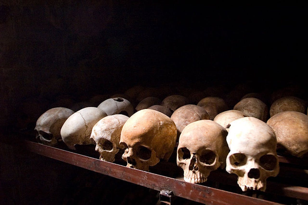 Schedels van slachtoffers van de Rwandese genocide van 1994 in Nyamata.