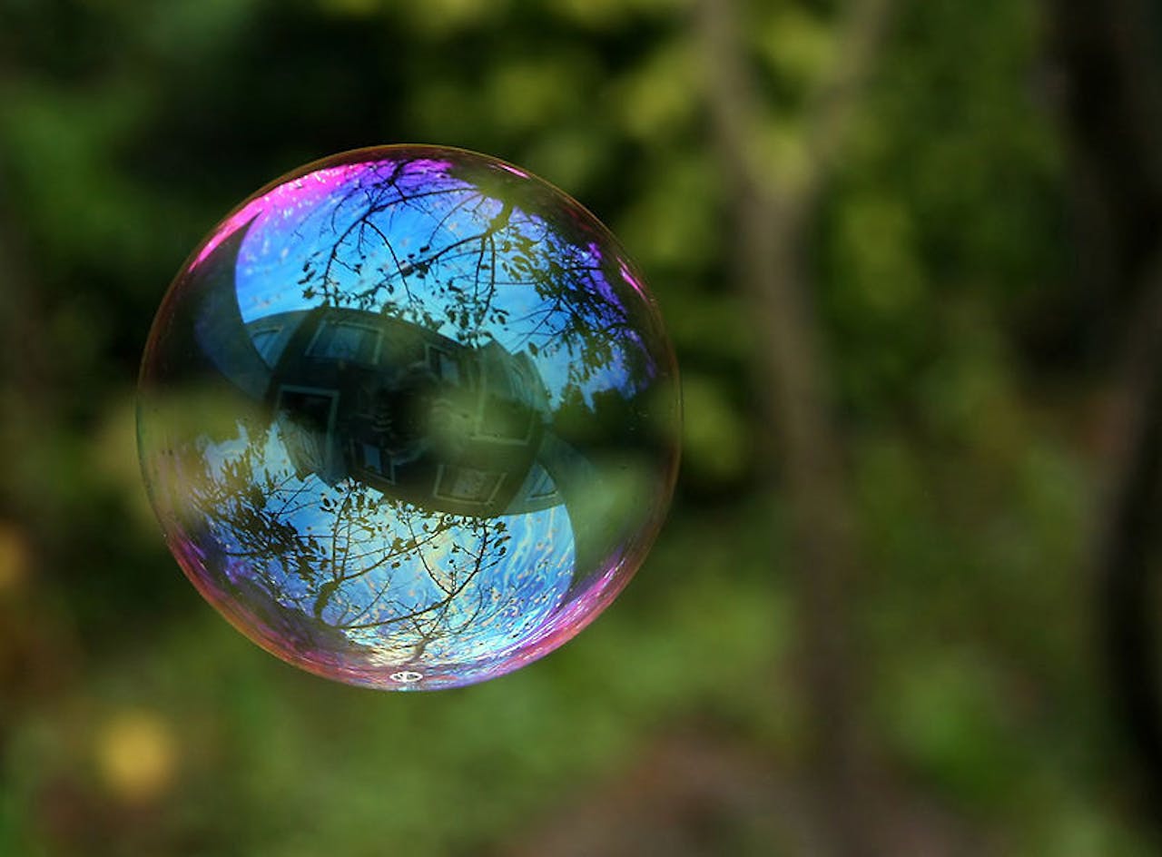 Was de enorme stijging van huizenprijzen in de VS een ‘zeepbel’ in de markt? Volgens Robert Shiller reageren beleggers soms irrationeel op een hype. Mede-nobelprijslaureaat Eugene Fama dacht altijd dat ‘zeepbellen’ niet bestaan.