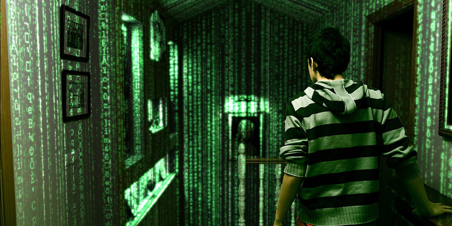 Een man in een gestreepte hoodie loopt door een gang met een groen scherm achter hem.