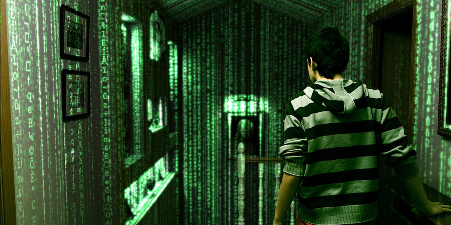 Een man in een gestreepte hoodie loopt door een gang met een groen scherm achter hem.