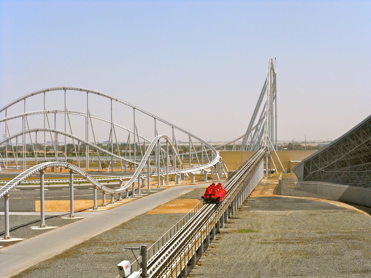 De achtbaan Formula Rossa in attractiepark Ferrari World in Abu Dhabi.