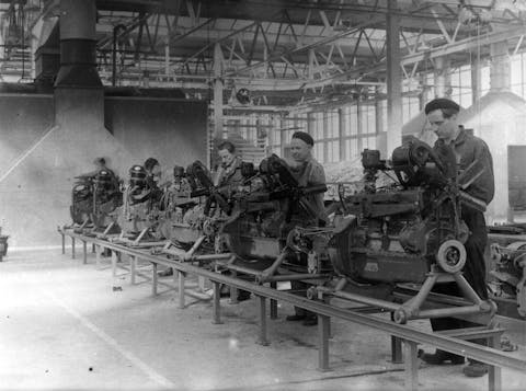 De productielijn voor motoren in de autofabriek van DAF, 4 april 1950.