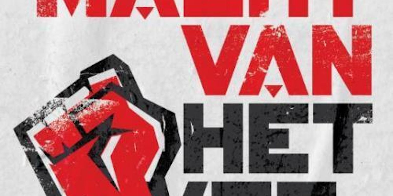 De boekcover van De macht van het verleden met daarop een gebalde rode vuist en tekst in het rood en zwart.