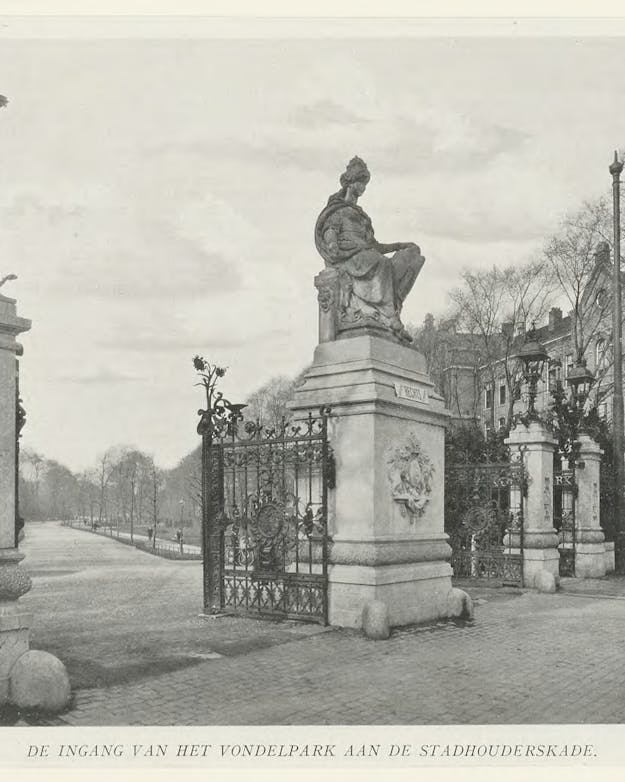 De ingang van het Vondelpark met de stedenmaagd op de zuil; foto uit 1913.