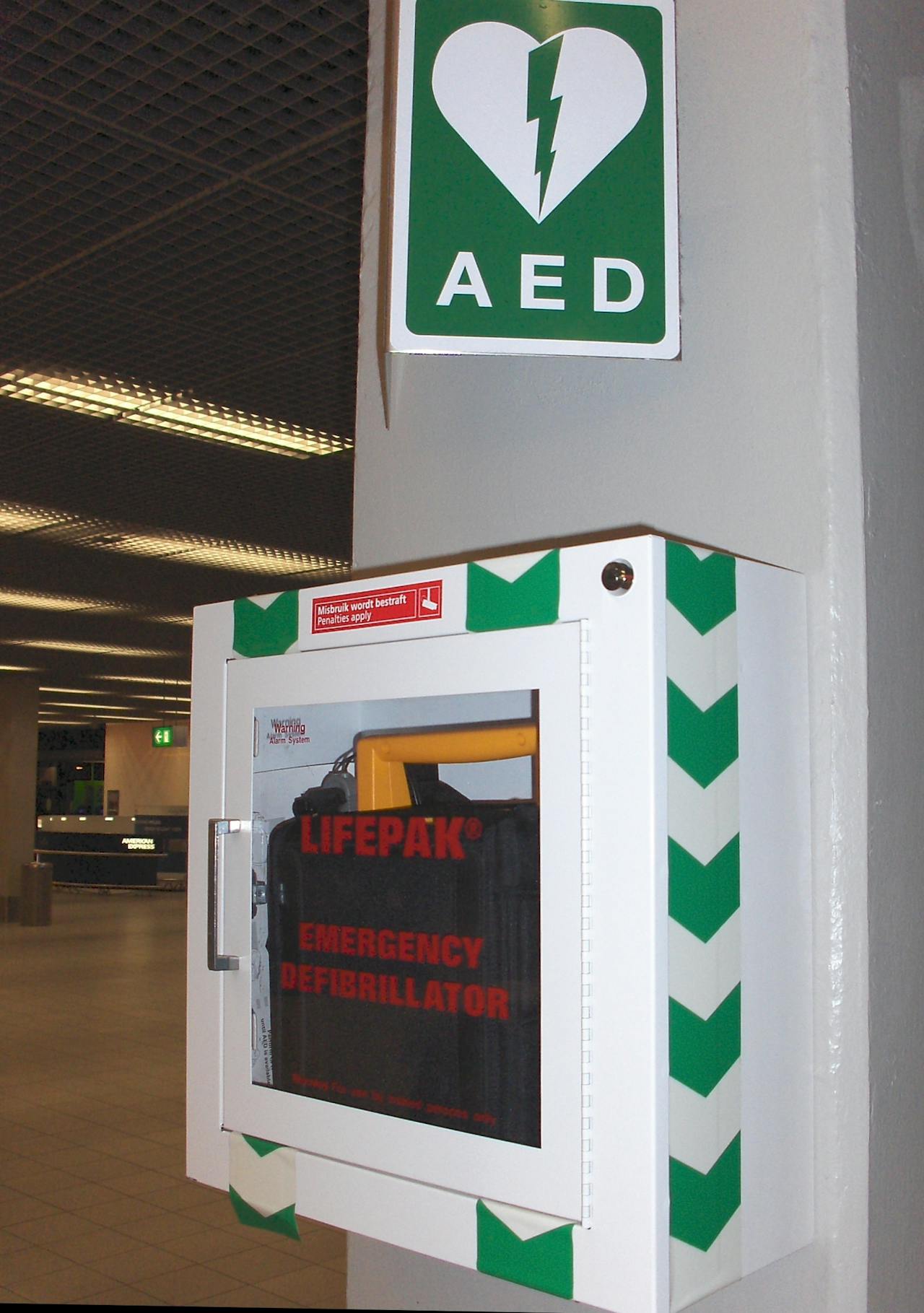 Een AED apparaat in een kastje op Schiphol.