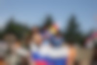 Een groep mensen die een Russische vlag vasthouden.
