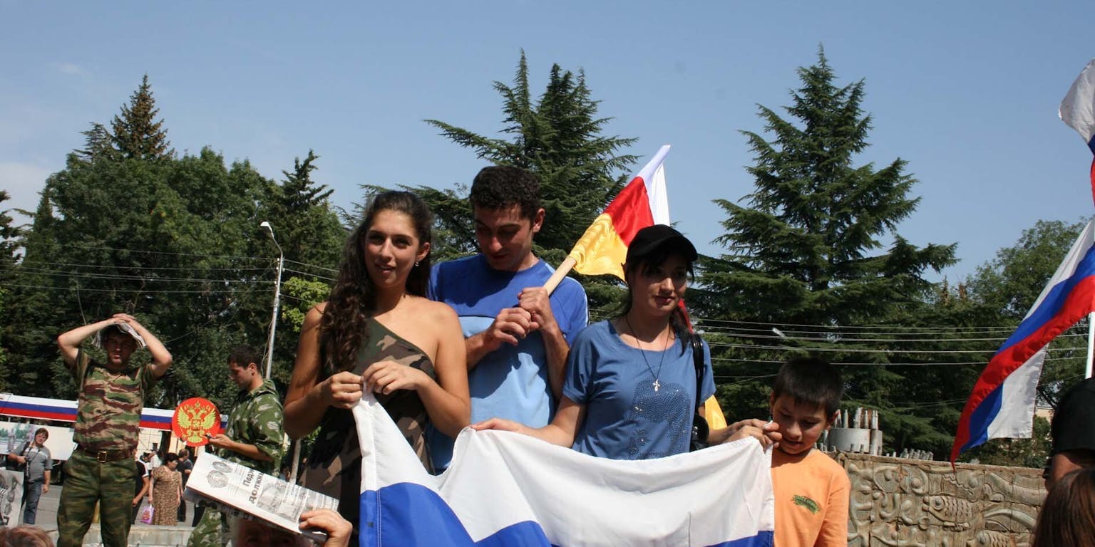 Een groep mensen die een Russische vlag vasthouden.