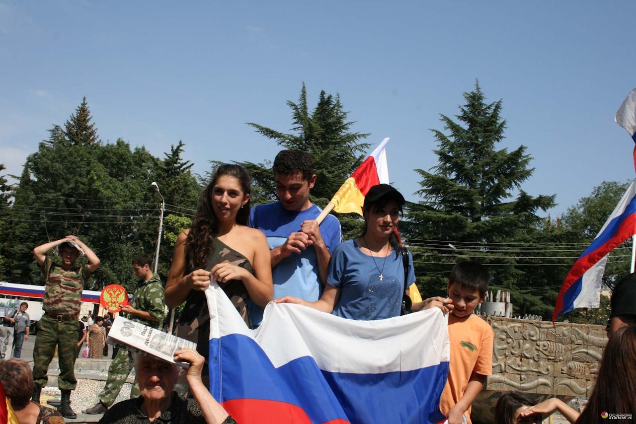 Een groep mensen die een Russische vlag vasthouden.