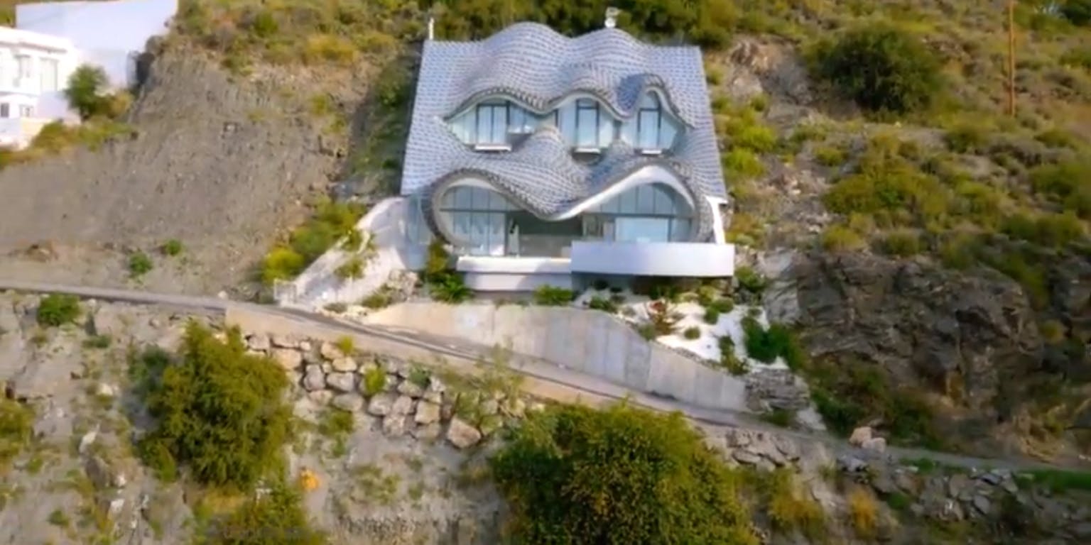 Het huis dat met stalen staven aan een klif hangt in Spanje uit de serie The world’s most extraordinary homes van de BBC en Netflix.