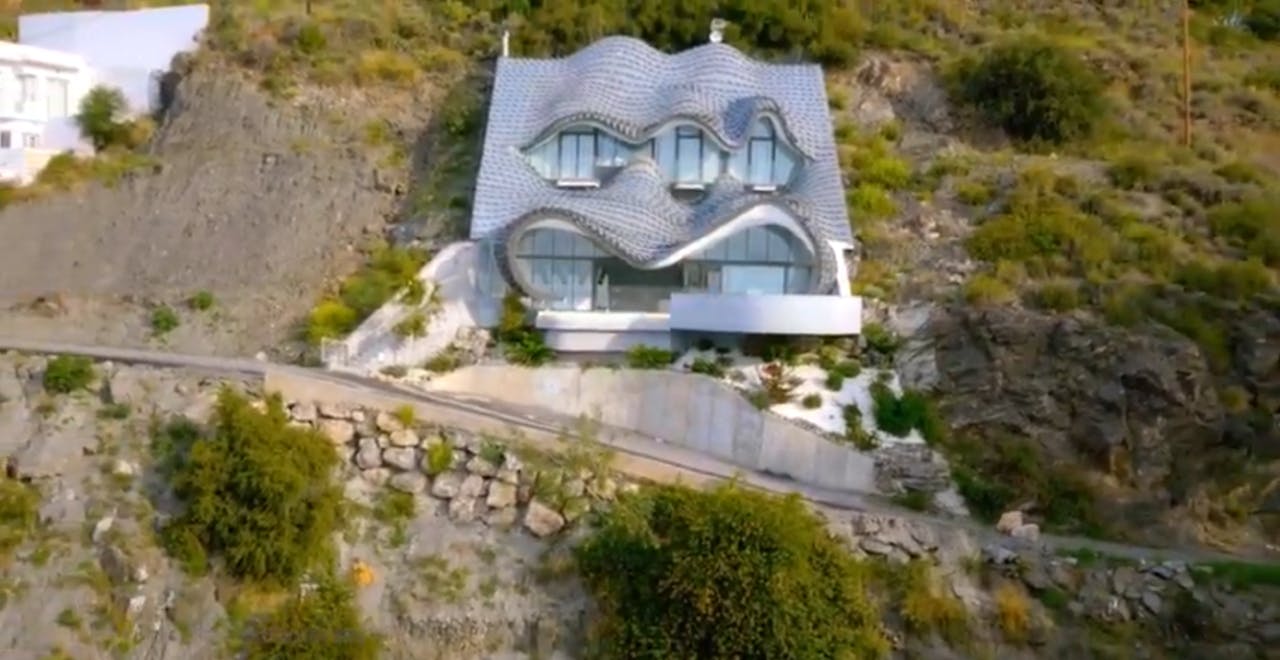 Het huis dat met stalen staven aan een klif hangt in Spanje uit de serie The world’s most extraordinary homes van de BBC en Netflix.