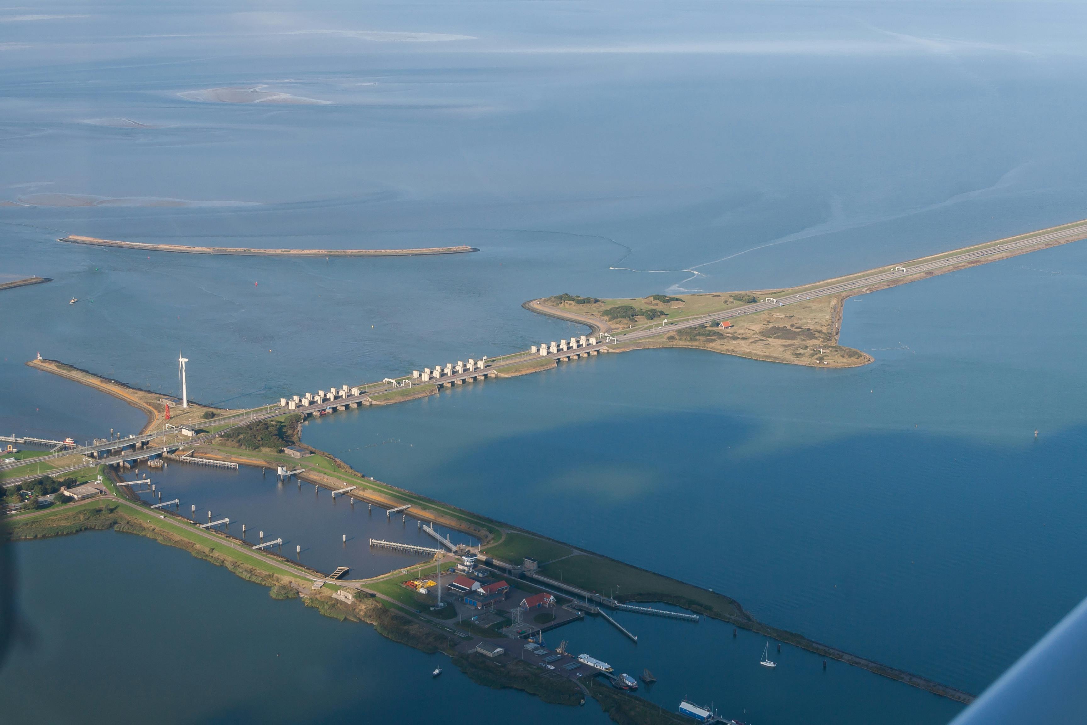 Een foto van de Afsluitdijk, de 32,5 kilometer lange dijk tussen Noord-Holland en Friesland.