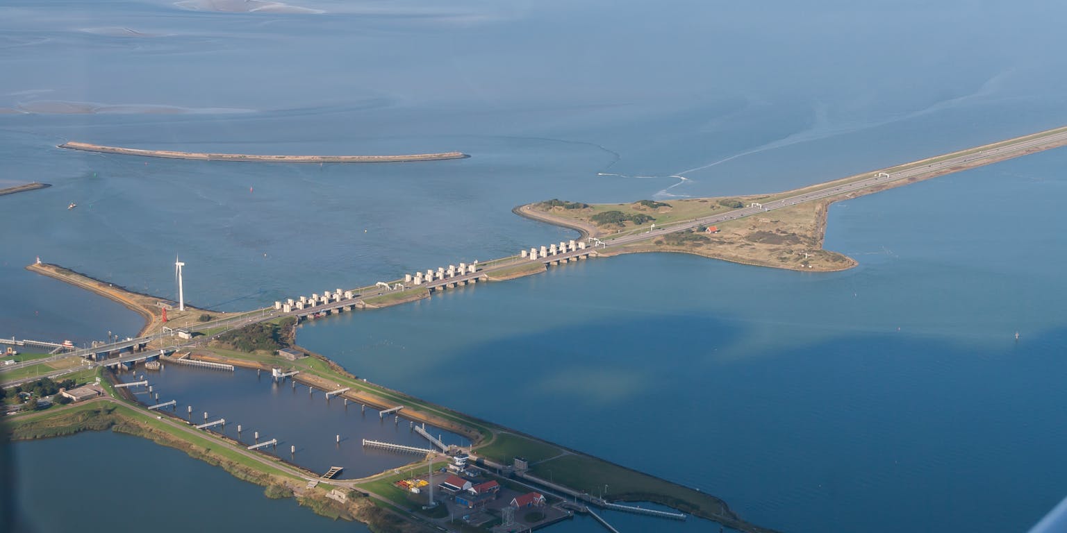 Een foto van de Afsluitdijk, de 32,5 kilometer lange dijk tussen Noord-Holland en Friesland.