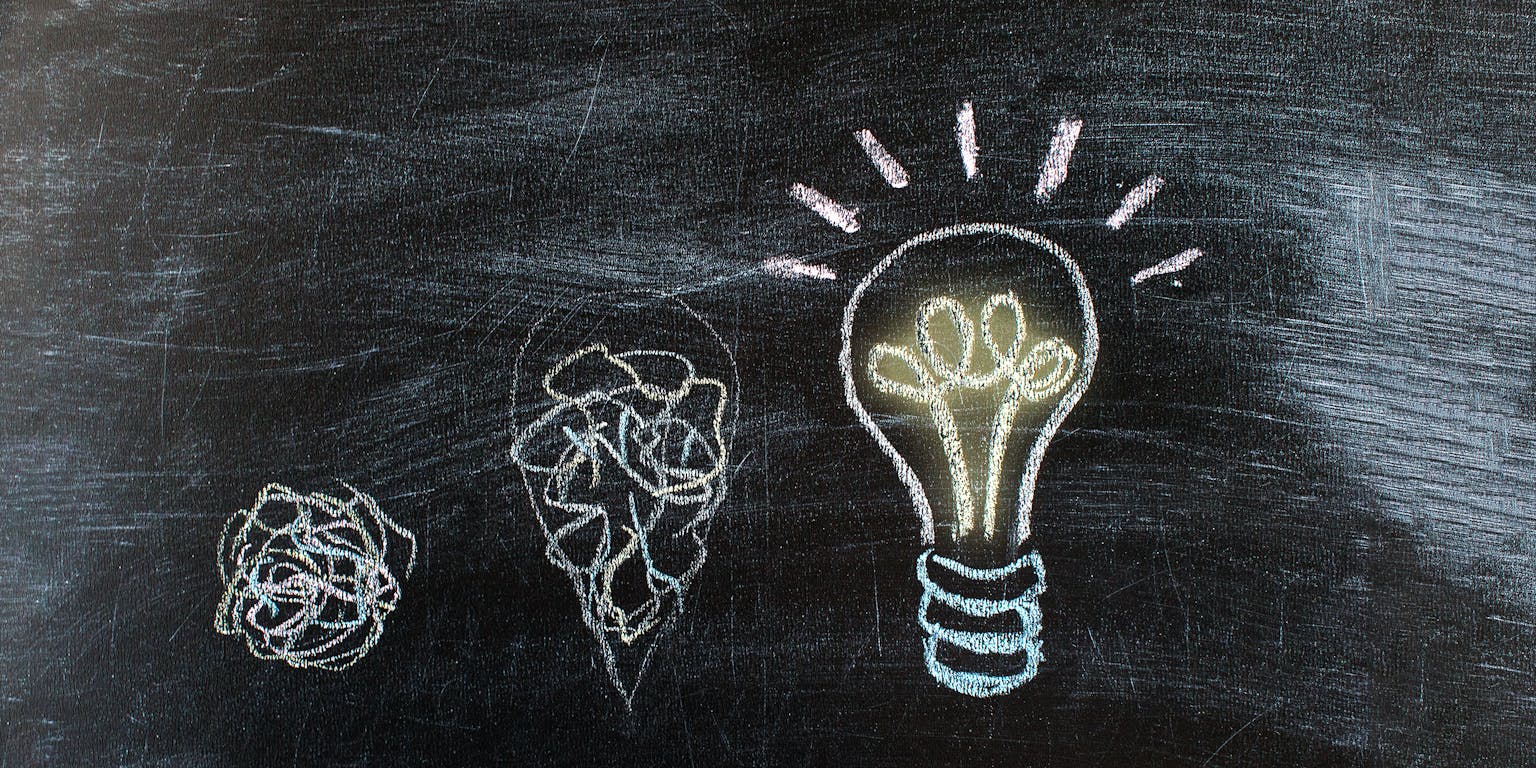 Op een schoolbord staat een gloeilamp getekend.