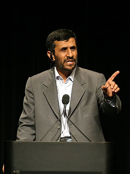 Een foto van Mahmoud Ahmadinejad, de vormalig president van Iran. Hij houdt een toespraak.