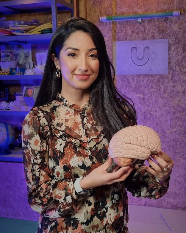 Bij epidemiologie werkt Amber veel samen om buiten haar eigen bubbel te komen, ook verbreed ze haar horizon regelmatig, zoals hier bij een optreden bij de Universiteit van Nederland. Amber Yaqub houdt een hersenmodel vast bij een uitzending van de Universiteit van Nederland