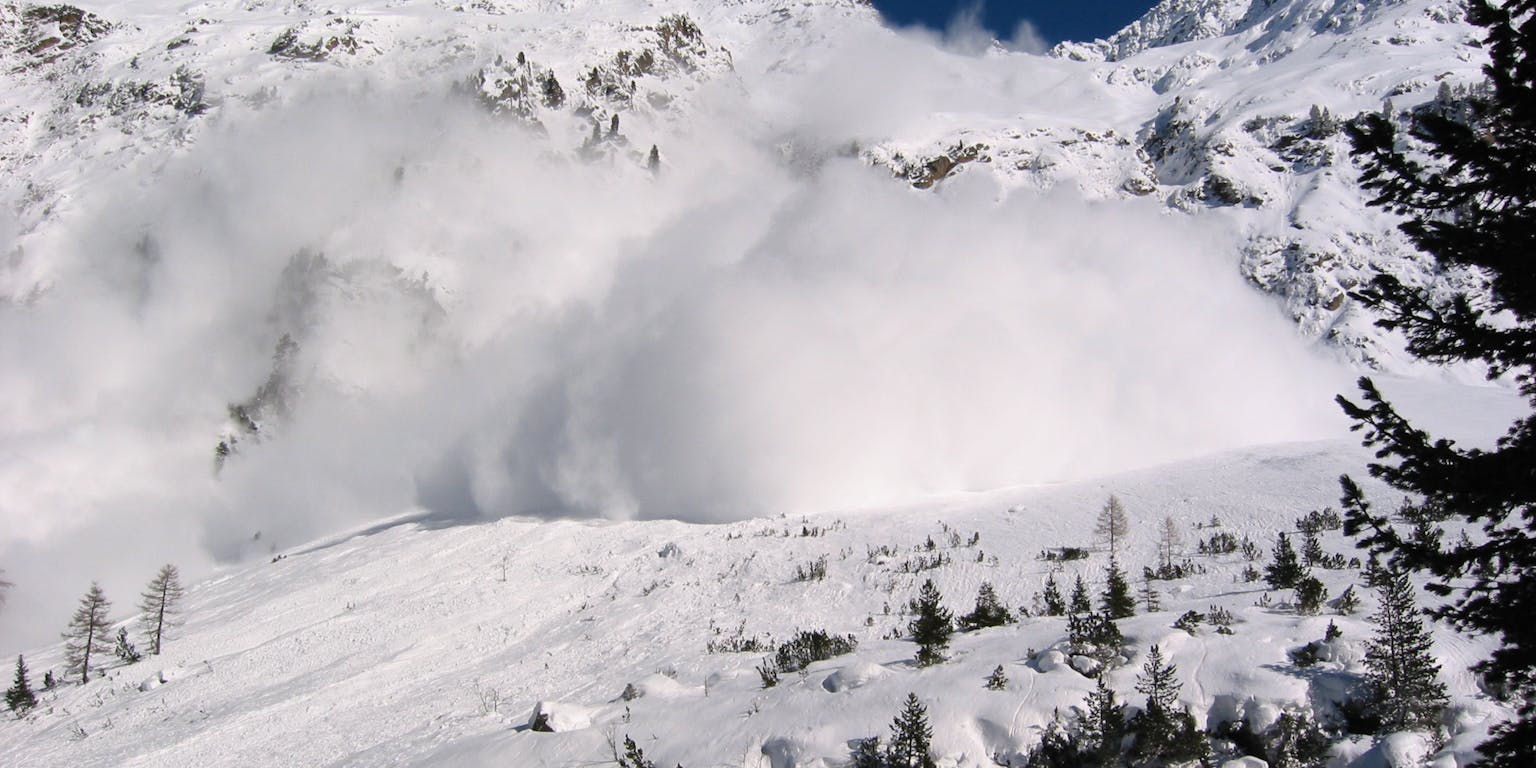 Een lawine van sneeuw op een berg