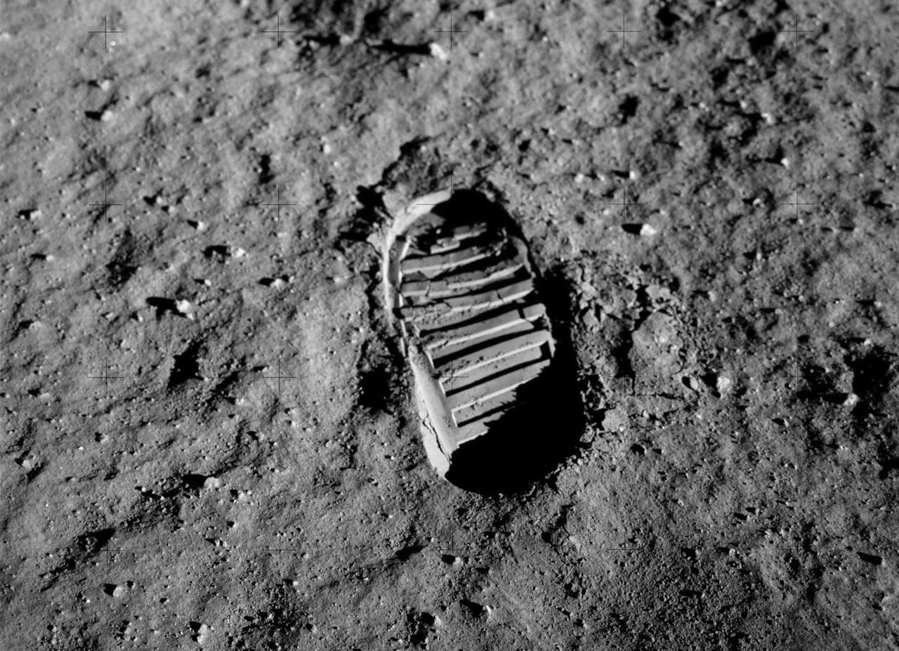 Op het maanoppervlak ligt een mengsel van stof en gruis, regoliet genoemd. (De voetstap is van Buzz Aldrin, de tweede mens op de maan.)