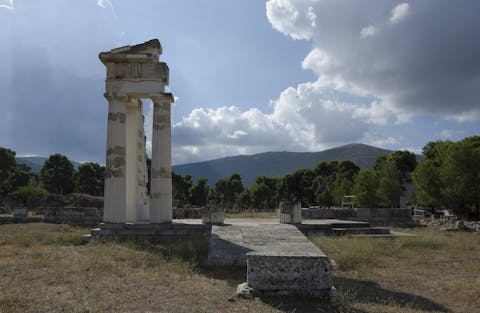 De resten van de Asclepiustempel in Epidauros zijn nog altijd te bezoeken. Overblijfselen van de tempel voor Asclepius in Epidauros.