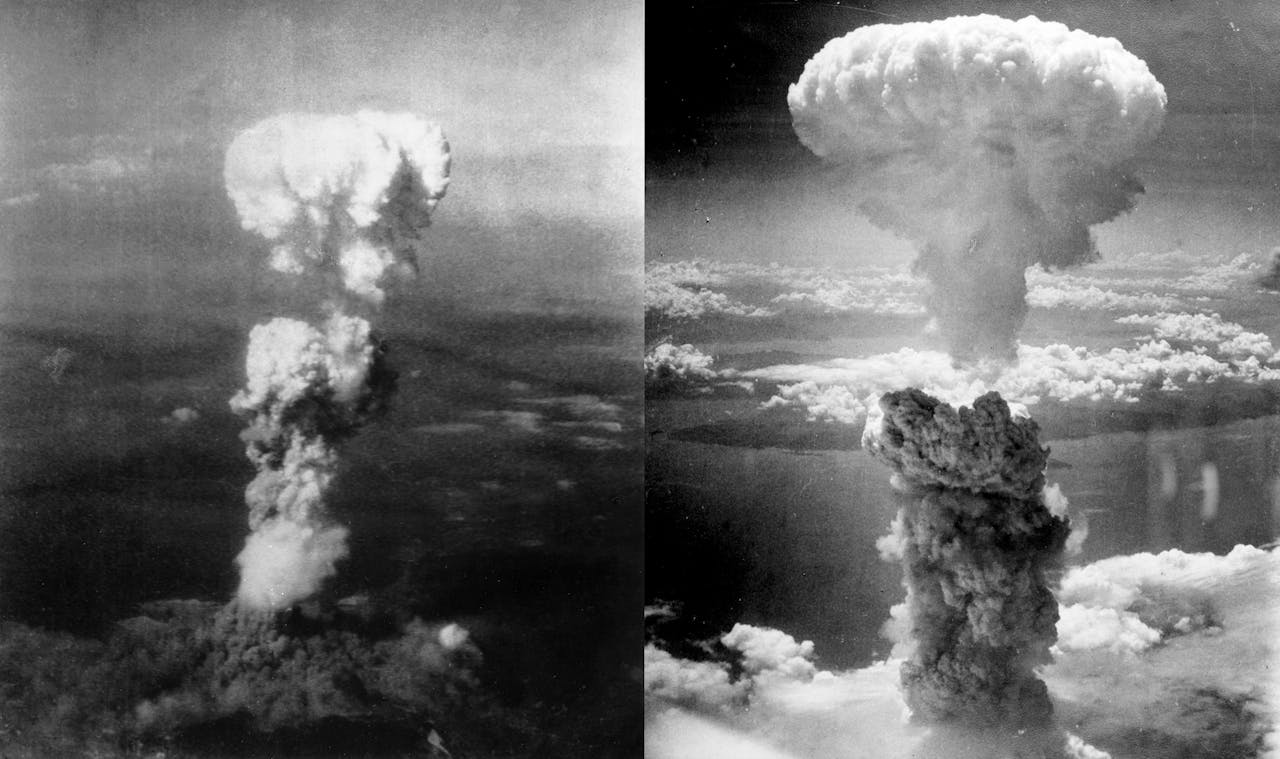 De nucleaire paddenstoelwolken boven Hiroshima (links) en Nagasaki (rechts).