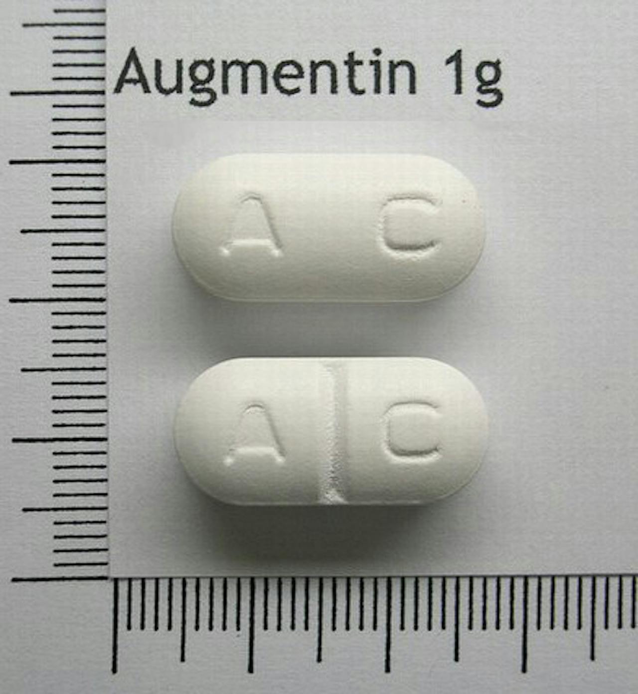 Twee pillen met het woord augmentin erop.