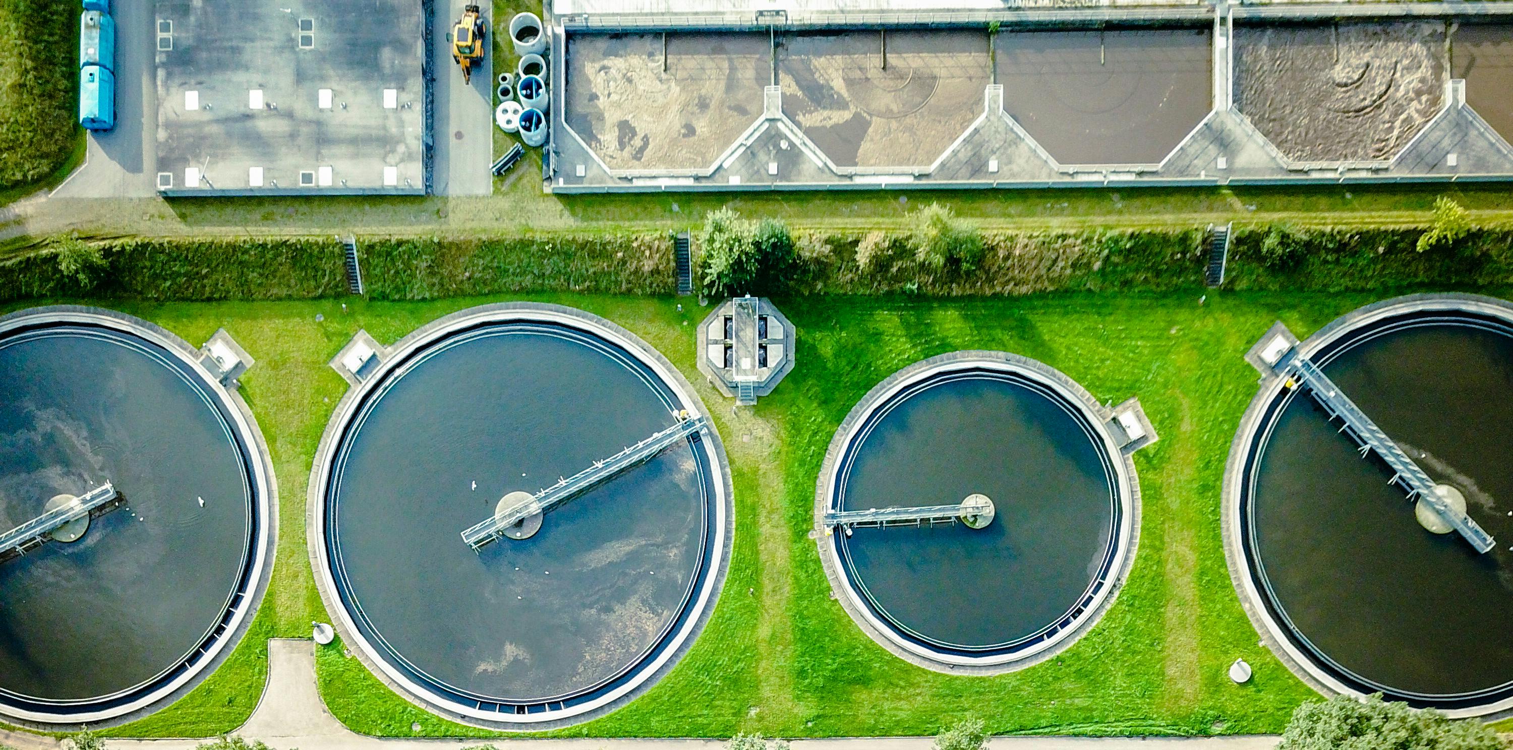 Een luchtfoto van een waterzuiveringsinstallatie.