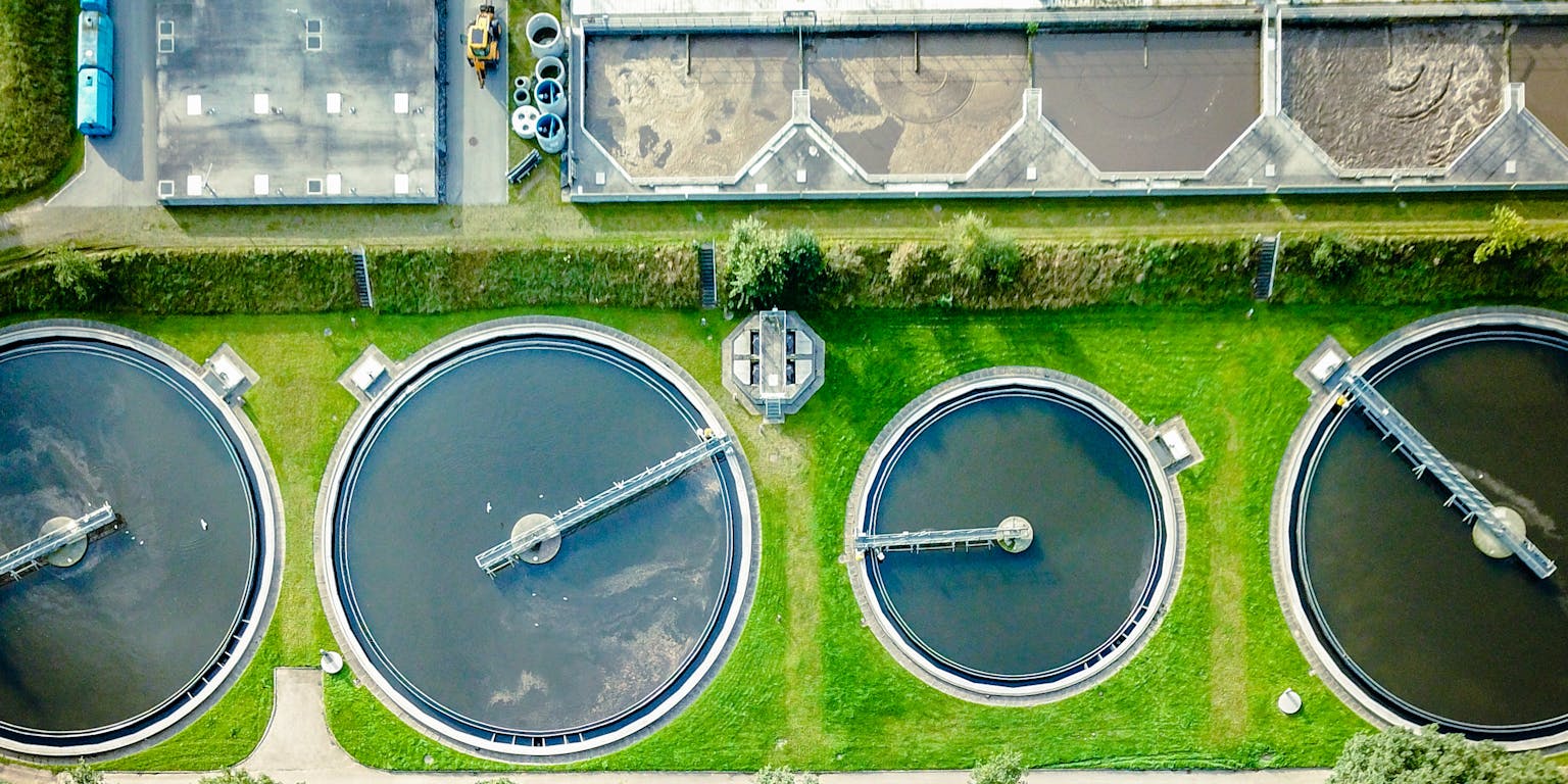 Een luchtfoto van een waterzuiveringsinstallatie.